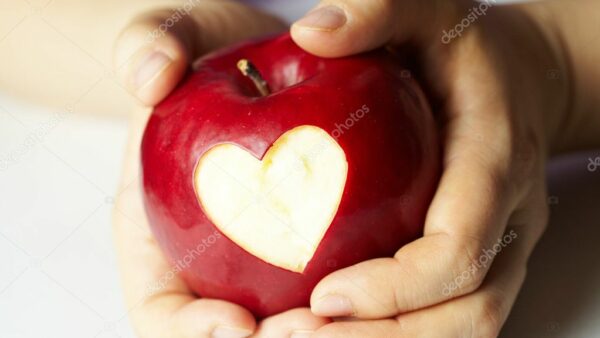 depositphotos_18672217-stock-photo-hand-with-apple-which-cut.jpg
